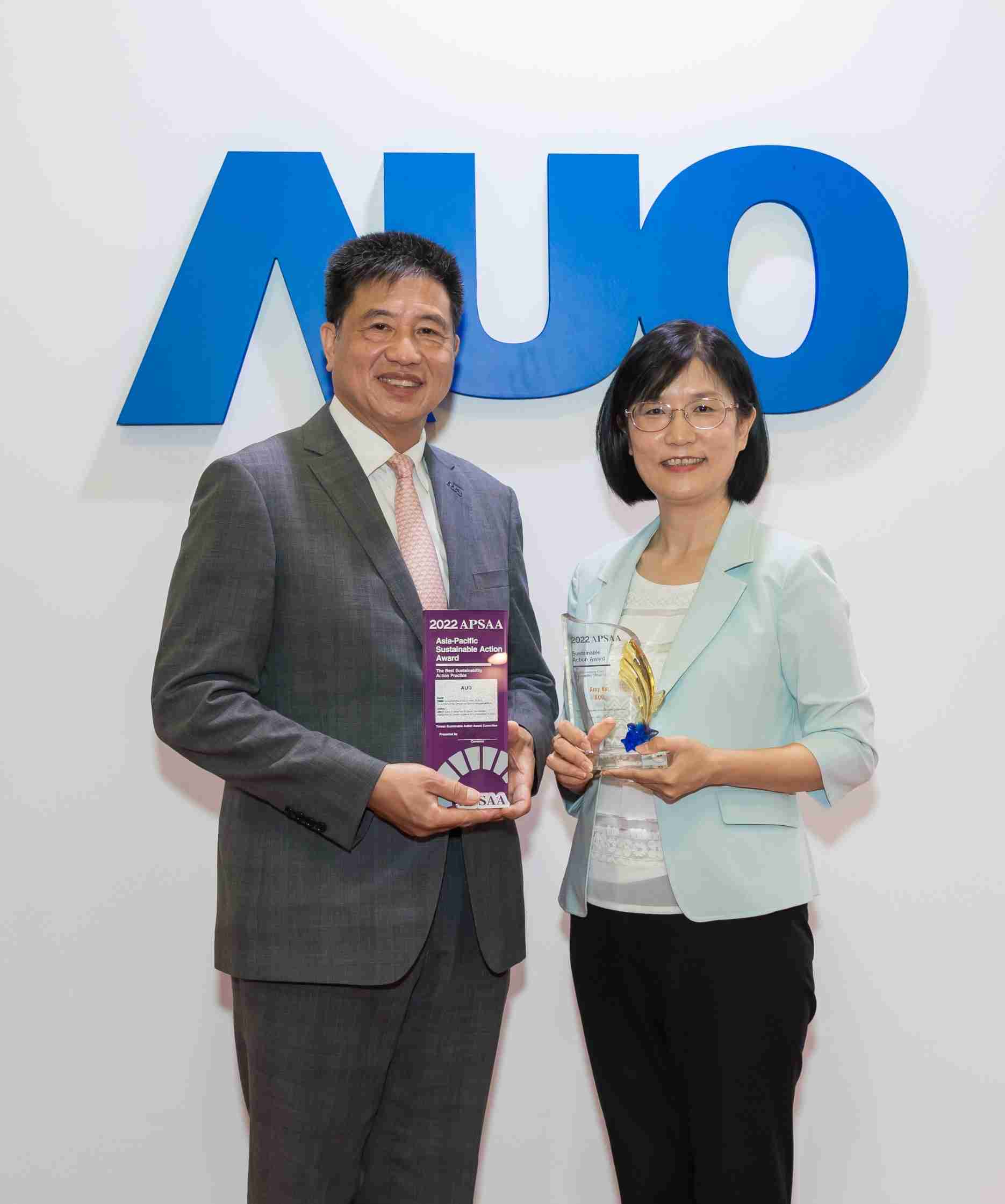 28国际长期垫筑永续远景的基石，，，，透过ESG暨气候委员会逐步实践永续策略蓝图。。。。其中，，，，28国际光电永续长古秀华带领团队、、制定中长期目标，，，，缔造多面向亮眼表现，，，，获得「顶尖永续长奖」的个人奖殊荣（左：28国际光电董事长暨执行长彭双浪，，右：28国际光电永续长古秀华）