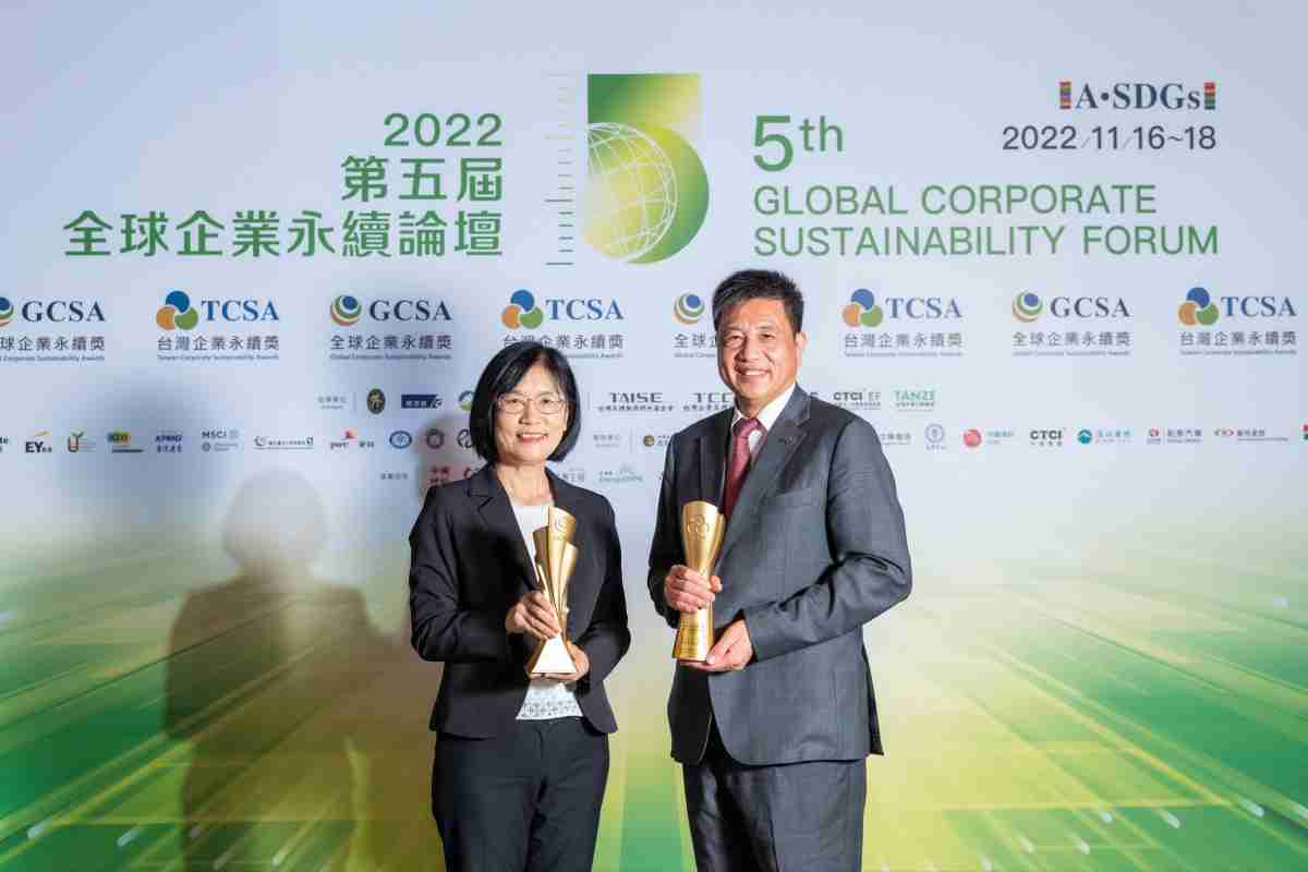 28国际作为净零碳排先锋，，，，期引领价值链伙伴同行共好，，，卫冕制造业组“十大典范企业” 二连冠殊荣(左：28国际光电永续长古秀华，，右：28国际光电董事长暨执行长彭双浪)