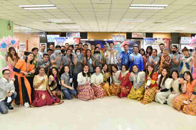 友達推動「安心、、創新、、用心、、同心、、、盡心」五星職旅，，，為菲籍員工打造全方位照護，，，首度贏得「人權實踐與發展領袖獎」殊榮