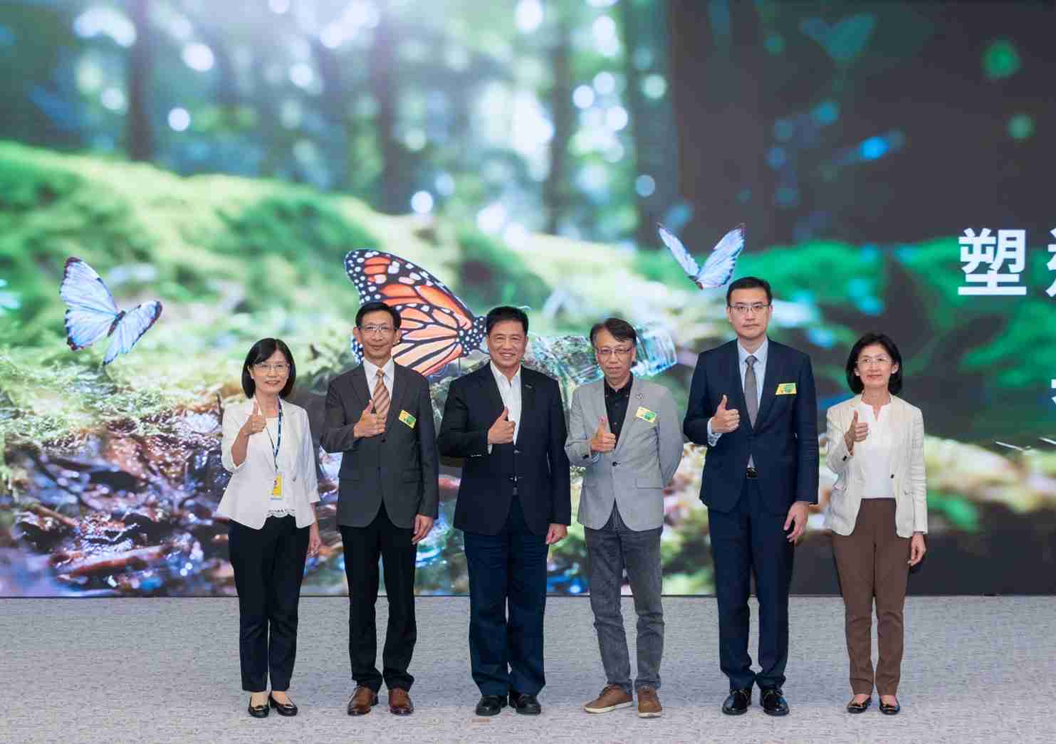 友達2023 CSR共榮大會，，邀請領域專家分享交流生物多樣性管理趨勢、、無塑產品、、海廢永續塑料等議題  （圖左到右：友達光電永續長古秀華、、、3M台灣技術長陳君杰、、、友達光電董事長暨集團策略長彭双浪、、、光寶科技企業永續發展處處長陳慶暉、、、、安永聯合會計師事務所執業會計師曾于哲、、、友達光電供應鏈總部副總經理吳宜芳）