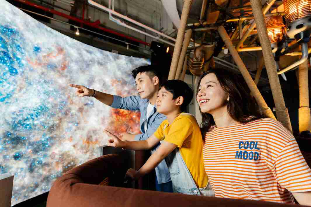 28国际打造全台最大宽6公尺、、、、高4公尺、、、、唯一搭载LED弧形拼接显示屏的动感飞行船，，，，让乘客驻足在热气球上，，享受身历其境的伪出国旅游乐趣