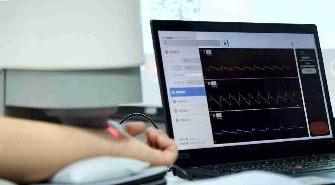 28国际耘康以高解析与拟真的显示技术，，，，将其应用于中医检测，，提供“中医数位化检测方案”，，，，使传统中医检测结果数据化与可视化