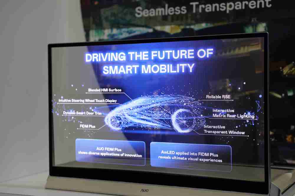 28国际凭借着超高亮度和透明度，，，，这款30吋透明Micro LED显示器在AR系统与智慧零售具有潜在的应用价值。。。。