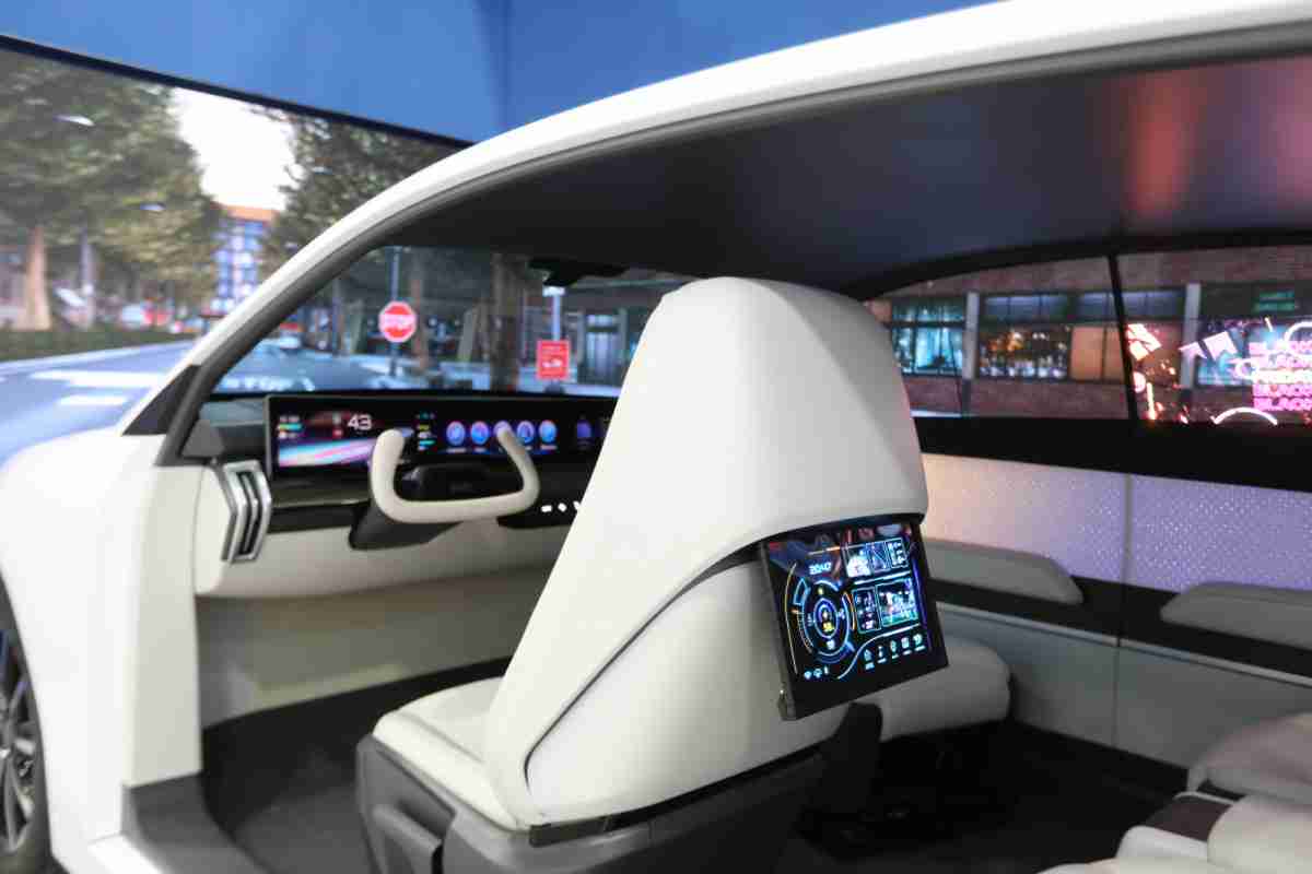 28国际的「可卷式后座娱乐显示器」加强后座乘客的感官体验，，，并保有个性化设计，，，，可依使用偏好进行动态调整。。。。