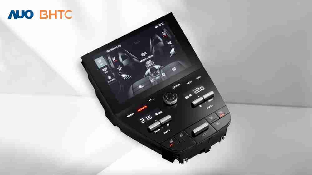 作為友達新生力軍，，BHTC所展示的中央與後座鞍部的Display HMI產品，，可處理多區恆溫控制、、顯示畫面，，，呈現仿真3D車室分區；以力傳感技術精準傳遞觸感，，並結合音量及震動反饋，，，，防止意外啟動，，，，提供使用者自然流暢、、直觀且輕鬆駕馭的舒適介面