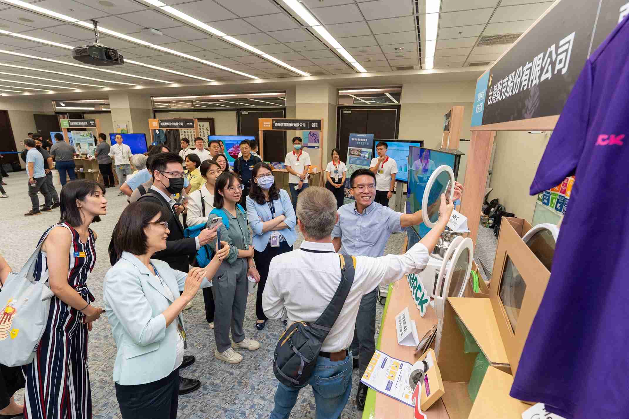 28国际连手产业伙伴策划首届生态圈联展，，展示如何将废塑料循环再利用，，创新解决方案包括：塑料包材再生与循环使用、、、、再生塑料研发及应用、、废塑料回收再生技术、、、减塑生活提案等