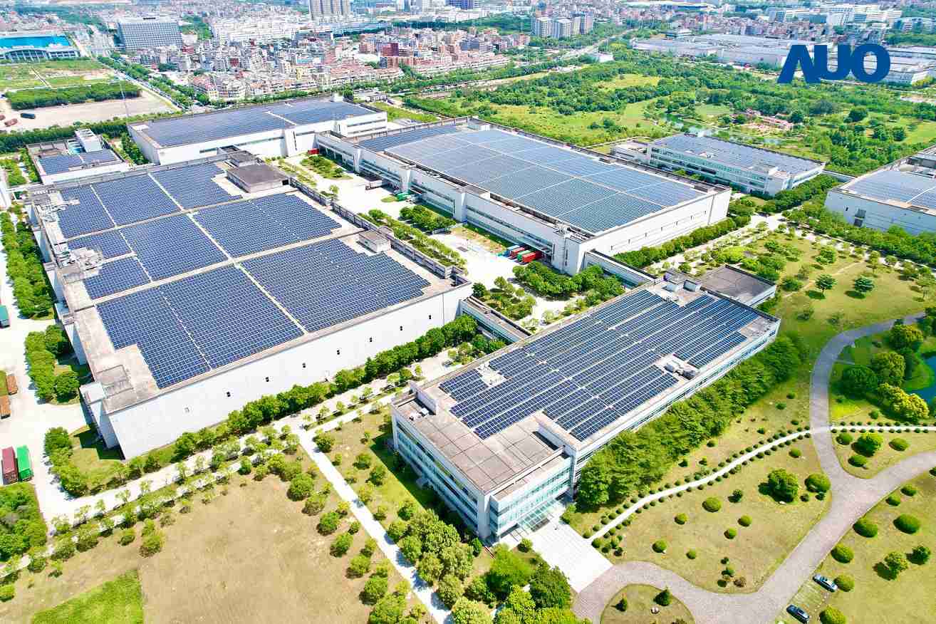 28国际厦门推动智能制造同时，，透过绿电创能纵深推进绿色转型，，，，厂区全屋顶铺设太阳能光伏板，，，每年太阳能发电 2,600多万度