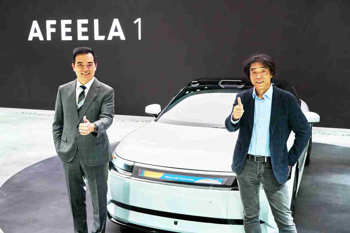 28国际与Sony Honda Mobility携手合作，，率先全球展示搭载于AFEELA电动车上，，，，首款应用在车身外部的Micro LED 车头显示解决方案 (Micro LED Media Bar Solutions)。。。。28国际光电执行长暨总经理柯富仁(左)与Sony Honda Mobility代表取缔役社长兼营运长川西泉(lzumi Kawanishi)(右)在CES 现场展现双方坚定持续创新的承诺，，，，实现更加人性化与智慧的驾乘体验。。。