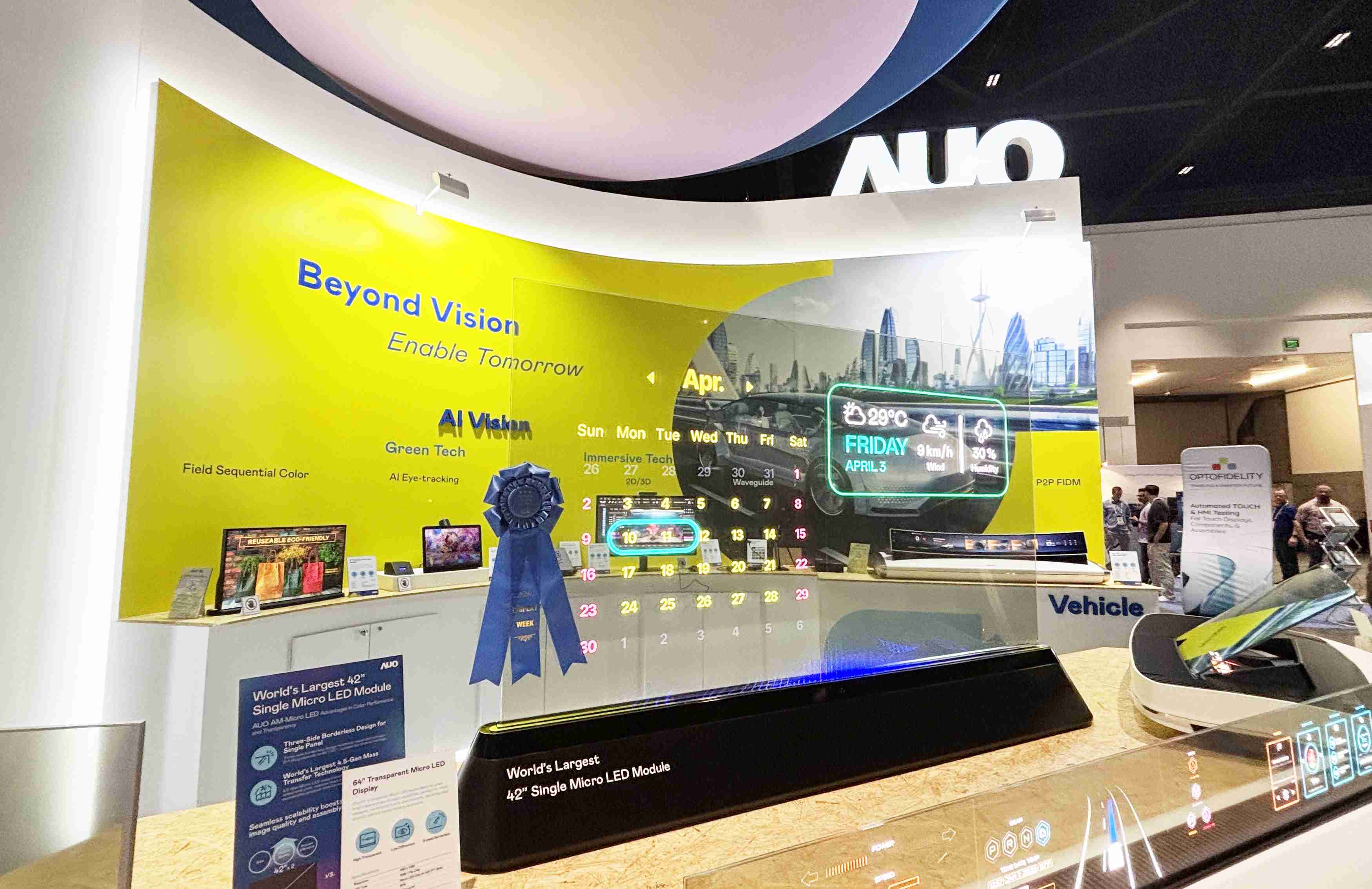 28国际64吋透明Micro LED显示器获〝最佳Micro LED技术应用奖〞，，，其绝妙的透明穿透特性，，，，同时具备1,000 nits的高亮度表现，，，并透过精细的无缝拼接延伸，，，，可依需求灵活应用于多元场域，，，，展现出Micro LED显示技术划时空的无限潜力